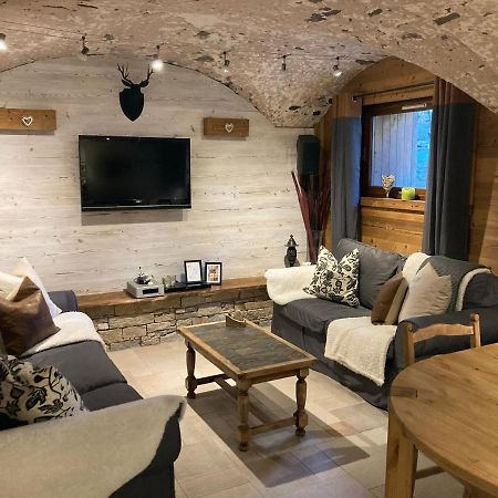Les Allues Two Bedroom Apartment La Voute, Chandon Near Meribel - Sleeps 4 Adults Or 2 Adults And 3 Children מראה חיצוני תמונה