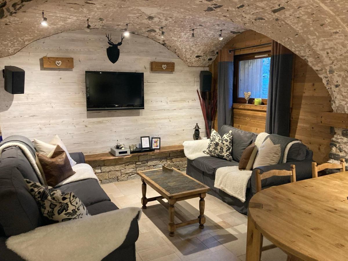 Les Allues Two Bedroom Apartment La Voute, Chandon Near Meribel - Sleeps 4 Adults Or 2 Adults And 3 Children מראה חיצוני תמונה